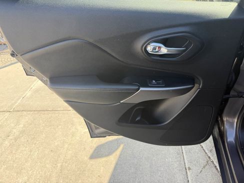 Used 2019 Jeep Cherokee Limited image 13