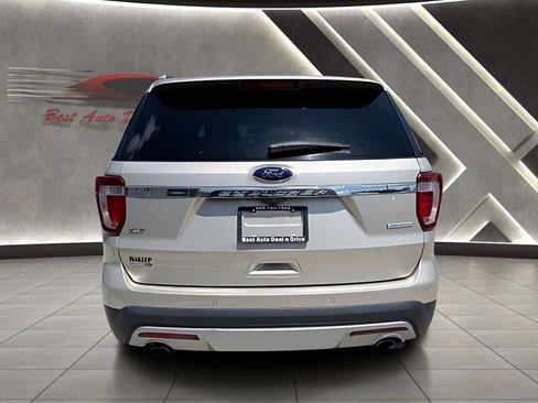 Used 2017 Ford Explorer XLT w/ Equipment Group 202A FWD image 25
