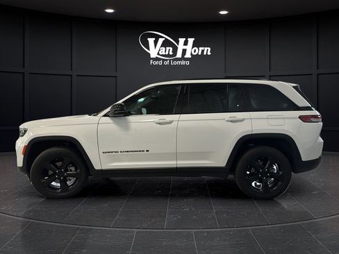 Used 2025 Jeep Grand Cherokee Limited w/ Black Appearance Package AWD/4WD image 4