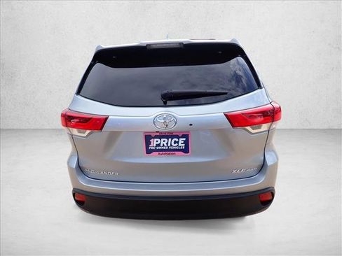 Used 2019 Toyota Highlander XLE AWD/4WD image 3