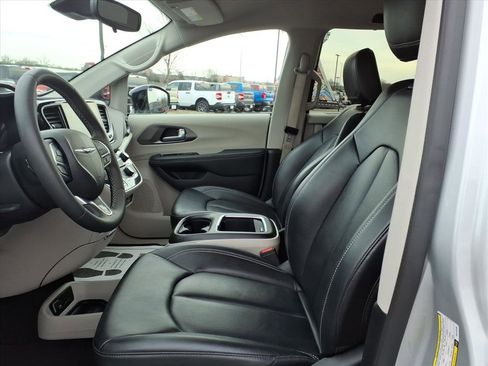 Used 2024 Chrysler Pacifica Touring-L image 10