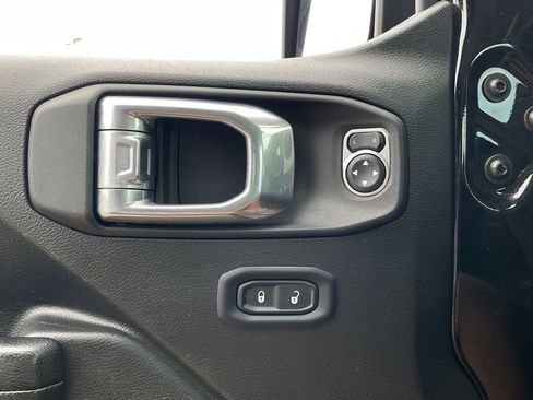 Used 2025 Jeep Wrangler Unlimited Sport AWD/4WD image 15
