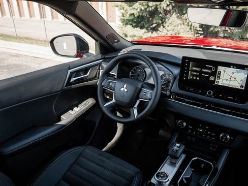 New 2026 Mitsubishi Outlander LE image 13