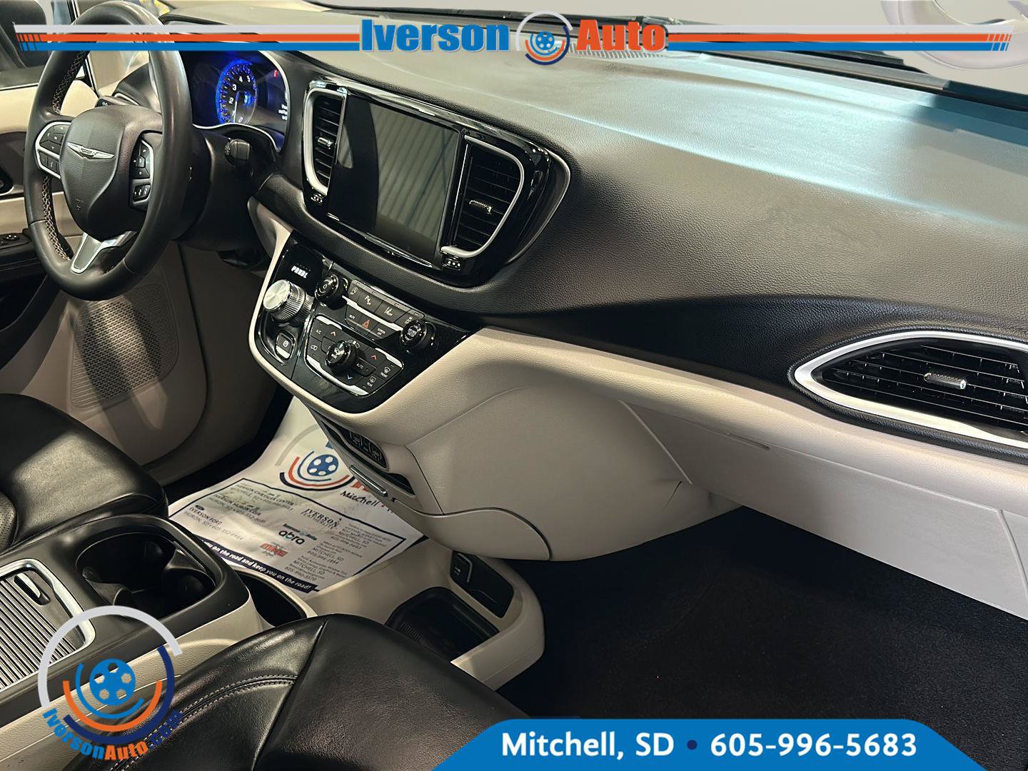 Used 2023 Chrysler Pacifica Touring-L FWD image 33