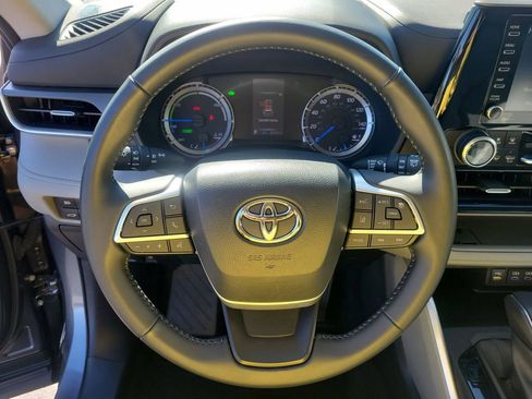 Used 2023 Toyota Highlander LE image 28