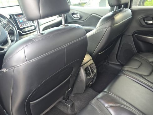 Used 2019 Jeep Cherokee Limited FWD image 16