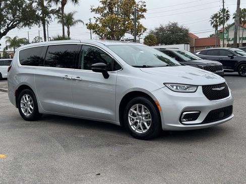 Used 2024 Chrysler Pacifica Touring-L image 8