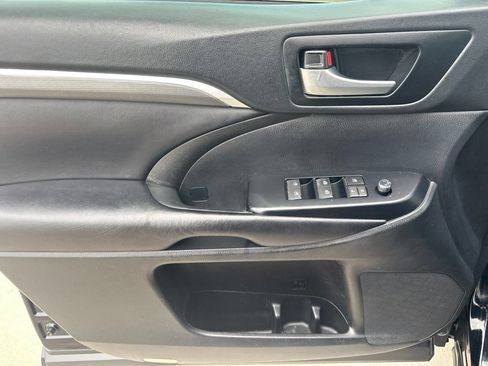Used 2019 Toyota Highlander SE AWD/4WD image 17