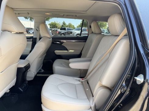 Used 2024 Toyota Highlander Platinum FWD image 29
