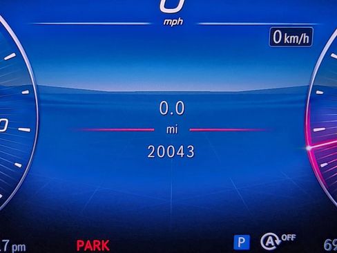 Used 2025 Mercedes-Benz GLC 300 4MATIC image 35