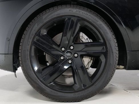 Used 2025 Land Rover Discovery Dynamic SE AWD/4WD image 9