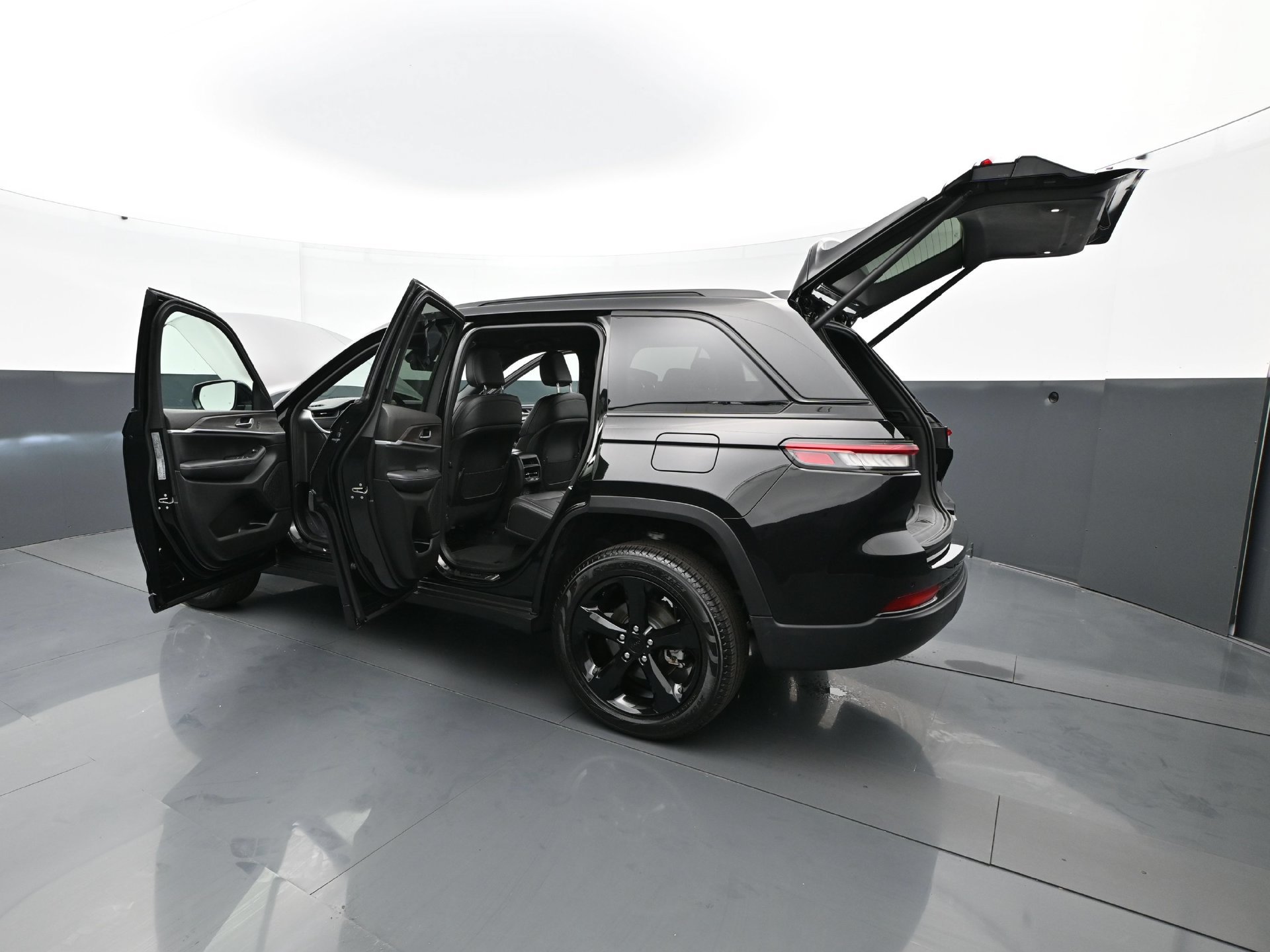 Used 2025 Jeep Grand Cherokee Limited w/ Black Appearance Package AWD/4WD image 35