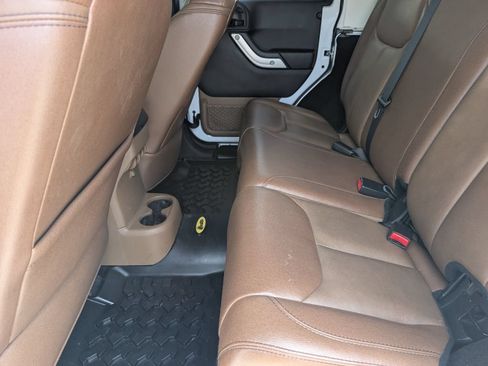 Used 2017 Jeep Wrangler Unlimited Sahara w/ Connectivity Group AWD/4WD image 9