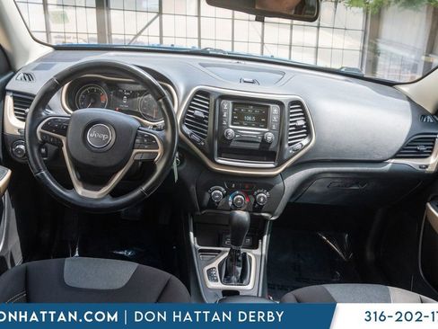 Used 2018 Jeep Cherokee Latitude w/ Altitude Package FWD image 4