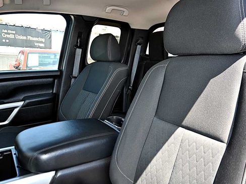 Used 2018 Nissan Titan SV w/ SV Convenience Package AWD/4WD image 15