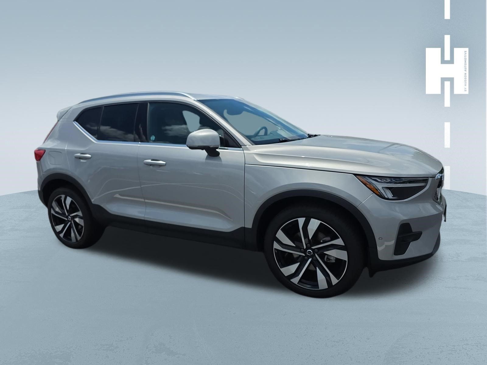 Used 2023 Volvo XC40 B5 Plus w/ Driver Assist Package AWD/4WD image 2