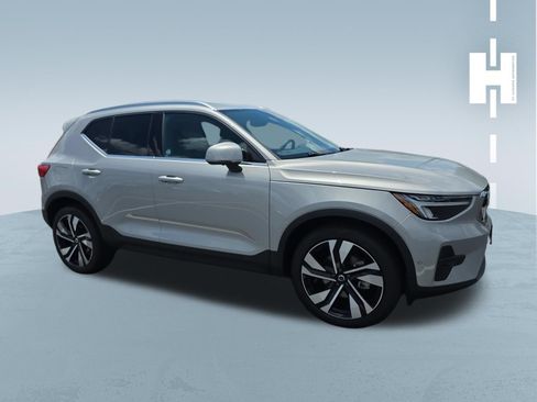 Used 2023 Volvo XC40 B5 Plus w/ Driver Assist Package AWD/4WD image 2