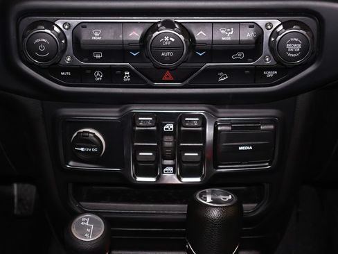 Used 2019 Jeep Wrangler Unlimited Sahara w/ Uconnect 4C Nav & Sound Group AWD/4WD image 26