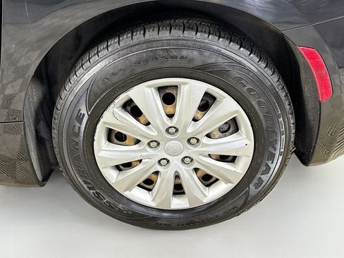 Used 2021 Chrysler Voyager L FWD image 35