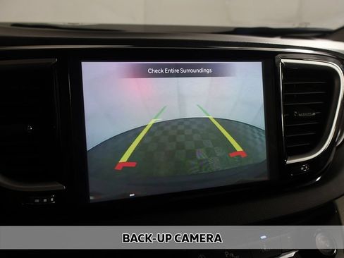 Used 2023 Chrysler Pacifica Touring-L FWD image 5