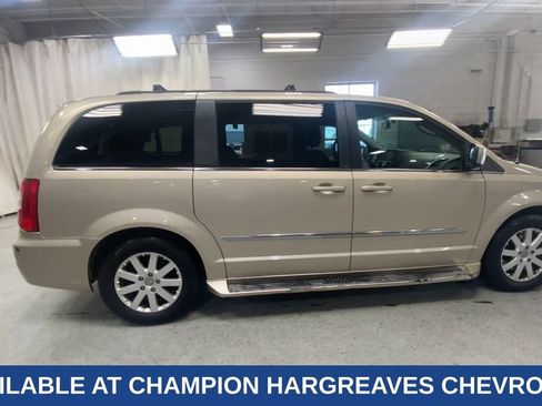 Used 2013 Chrysler Town & Country Touring FWD image 11