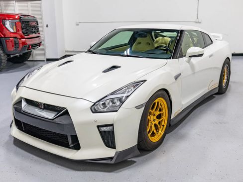 Used 2017 Nissan GT-R Premium w/ Premium Interior Package AWD/4WD image 3