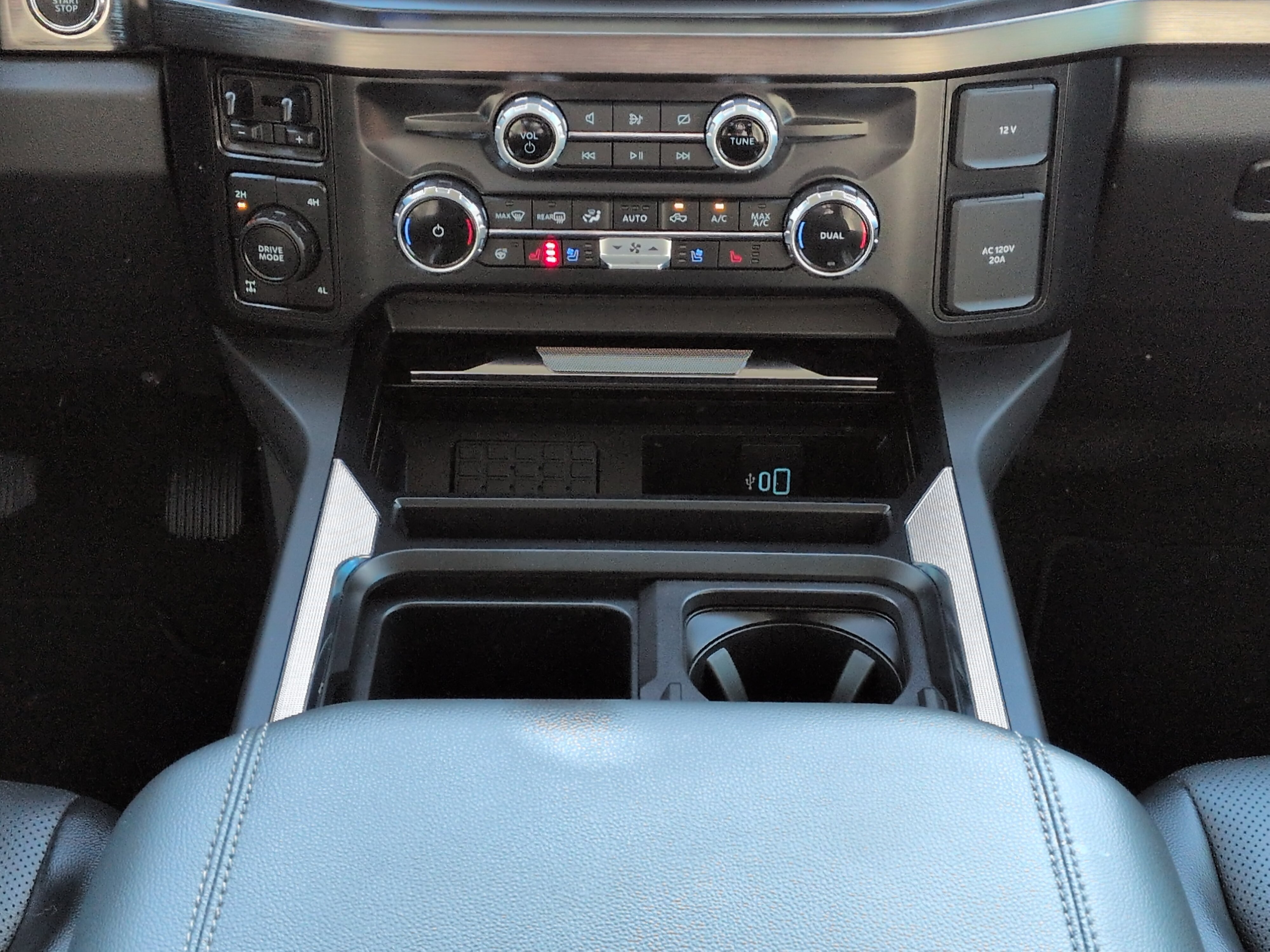Certified 2024 Ford F250 Lariat w/ Lariat Ultimate Package AWD/4WD image 17