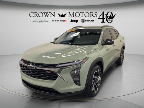 Used 2024 Chevrolet Trax RS w/ Sunroof Package FWD image 11
