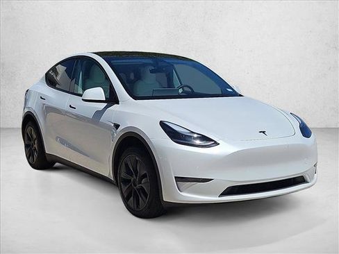 Used 2025 Tesla Model Y Long Range AWD/4WD image 3