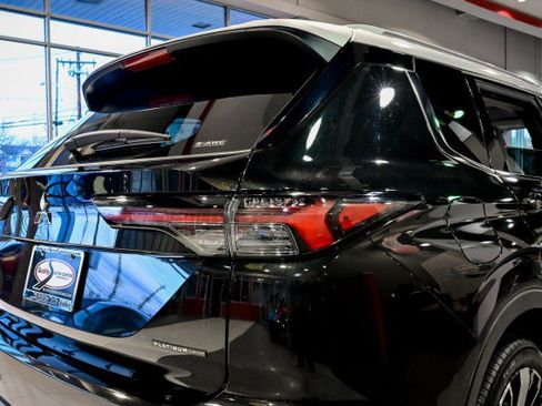 Used 2025 Mitsubishi Outlander AWD image 11