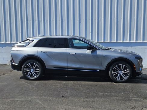 New 2025 Cadillac Lyriq Luxury image 2