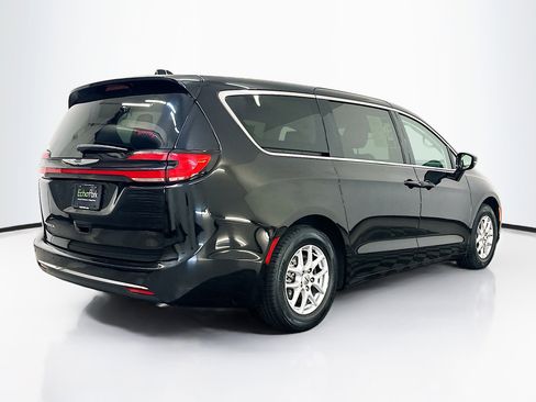 Used 2024 Chrysler Pacifica Touring-L FWD image 9