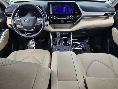 Used 2023 Toyota Highlander Limited FWD image 12