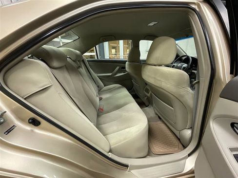 Used 2010 Toyota Camry LE image 21