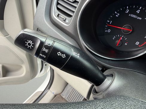 Used 2019 Kia Sedona LX image 30