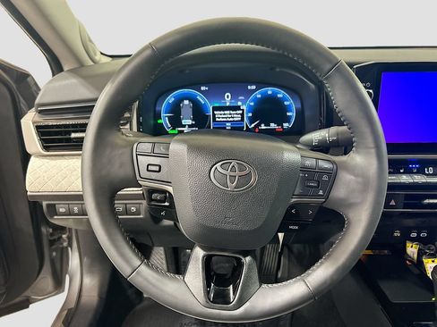 Used 2025 Toyota Camry XLE w/ Premium Package FWD image 9