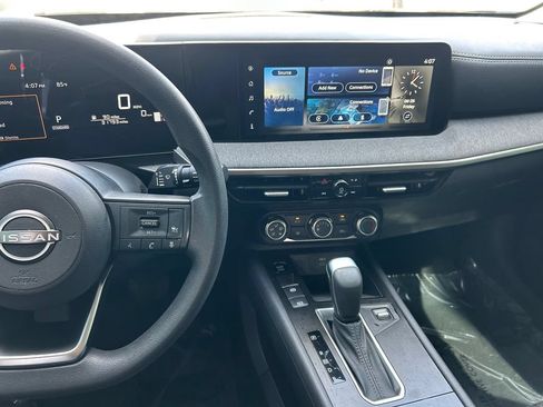 Used 2025 Nissan Kicks SV w/ Charging Package FWD image 16