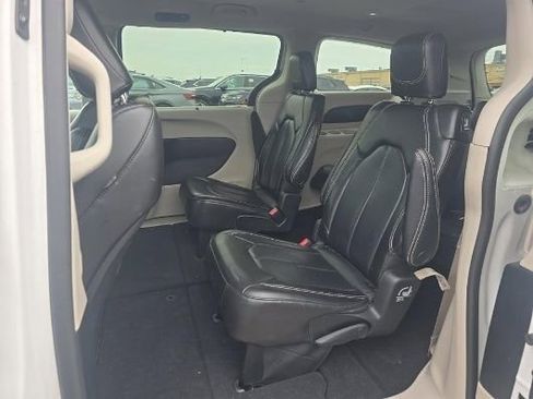 Used 2023 Chrysler Pacifica Touring-L FWD image 7