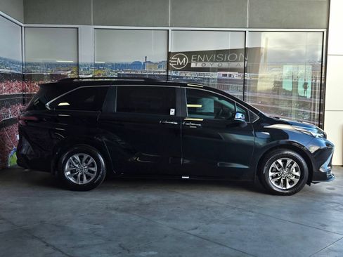 Certified 2026 Toyota Sienna XLE FWD image 4