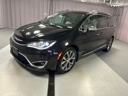 Used 2017 Chrysler Pacifica Limited FWD image 3