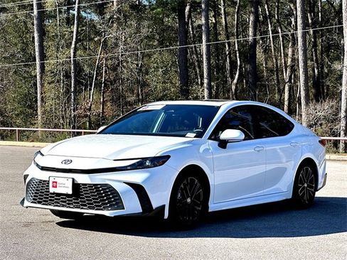Used 2025 Toyota Camry SE image 4