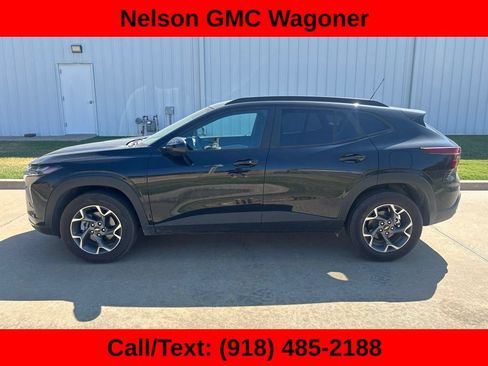 Used 2026 Chevrolet Trax LT w/ LT Convenience Package FWD image 8