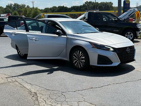 Used 2025 Nissan Altima 2.5 SV FWD image 8