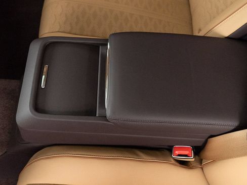 Used 2025 Bentley Flying Spur Plug-In Hybrid AWD/4WD image 26