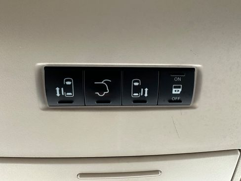 Used 2010 Chrysler Town & Country Touring FWD image 22