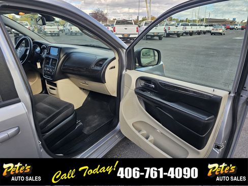 Used 2018 Dodge Grand Caravan SE w/ UConnect Hands-Free Group image 16