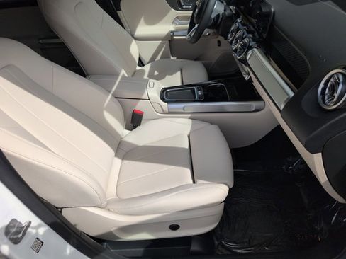 Used 2025 Mercedes-Benz GLB 250 4MATIC image 21