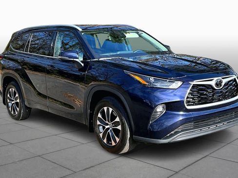 Certified 2022 Toyota Highlander XLE image 3