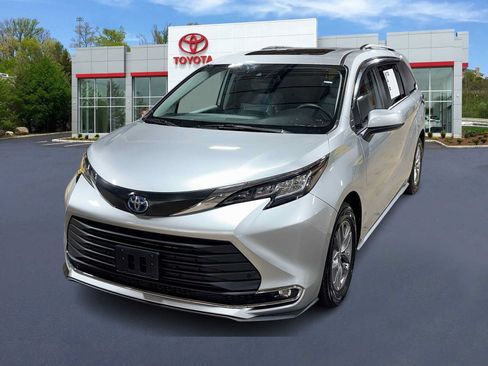 Certified 2023 Toyota Sienna XLE FWD image 1