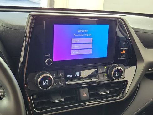 Used 2023 Toyota Highlander LE FWD image 29